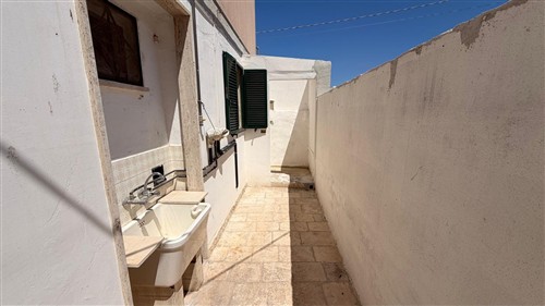 Villa a Pochi Passi, Completa di Tutti i Servizi. Buono Stato.